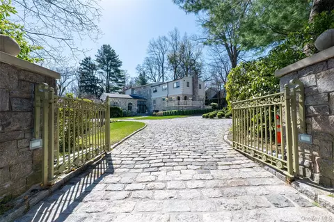 16 High Point Ln, Greenburgh, NY 10583