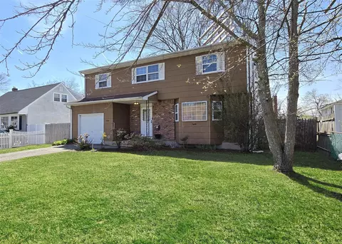 80 Lakewood Ave, Lake Ronkonkoma, NY 11779