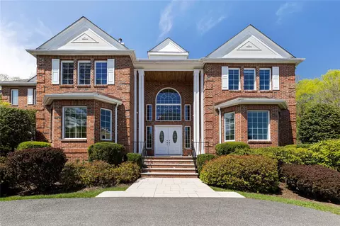 32 Stonewall Cir, Harrison, NY 10604