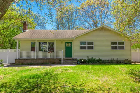 72 Tipton Dr E, Shirley, NY 11967
