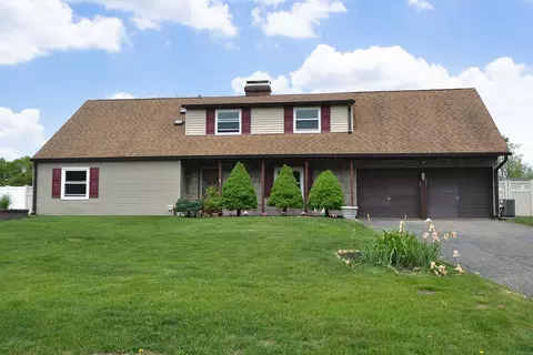 22 Honeysuckle Ln, Holtsville, NY 11742