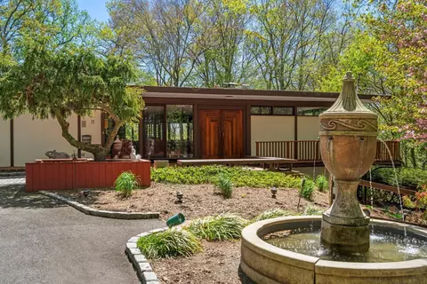11 South Rd, Oyster Bay, NY 11771