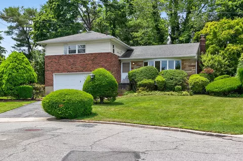3 Woodale Ct, Glen Cove, NY 11542