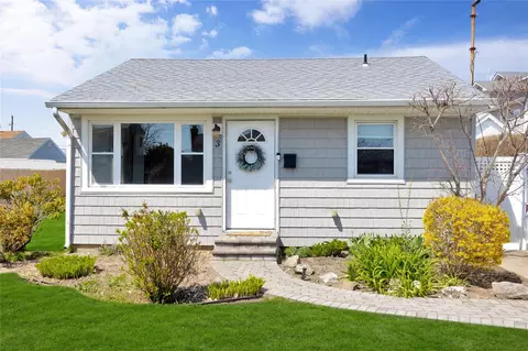 3 Kent Pl, Amityville, NY 11701