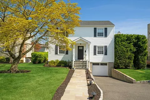 4 Sage Pl, Eastchester, NY 10709