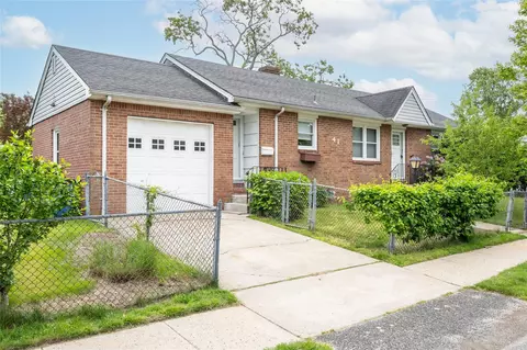 41 Livingston Ave, Babylon, NY 11702