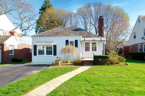 29 Sydney Ave, Malverne, NY 11565