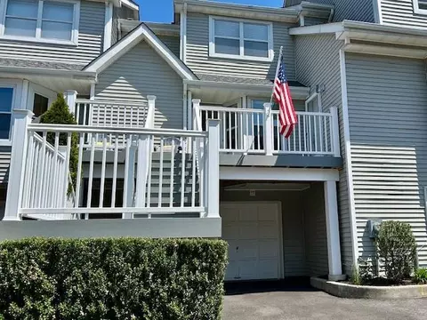 112 Leeward Ln, Port Jefferson, NY 11777