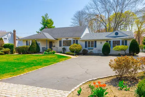 8 Flower Hill Ln, Bay Shore, NY 11706