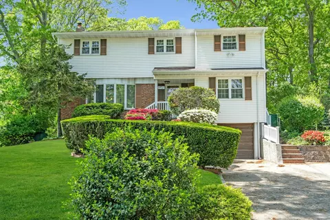 65 Robin Dr, Hauppauge, NY 11788