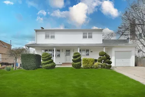 103 Arlyn Dr W, Massapequa, NY 11758
