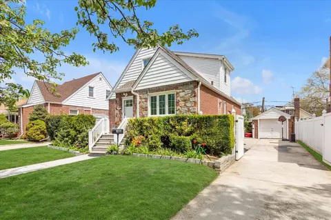 8211 Commonwealth Blvd, New York, NY 11426