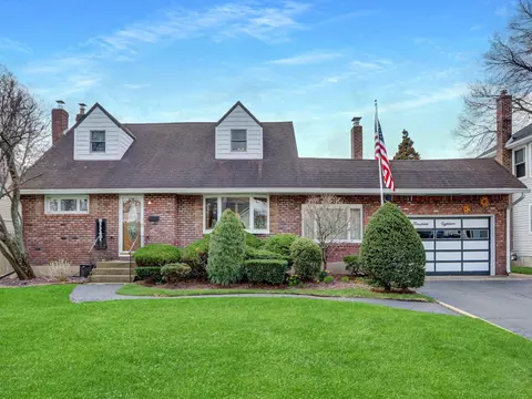 1918 Carroll Ave, Merrick, NY 11566