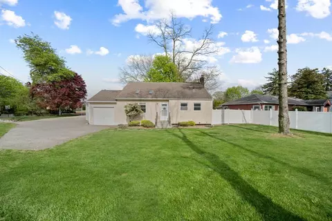 396 Depot Rd, Huntington Station, NY 11746