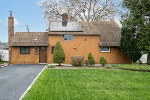 17 Plant Ln, Westbury, NY 11590