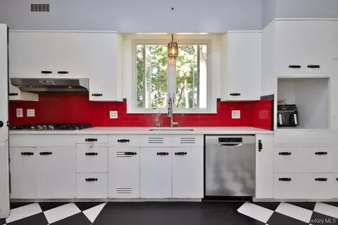 Kitchen - 1 Noel Dr, Ossining, NY 10562 photo 1 of 3