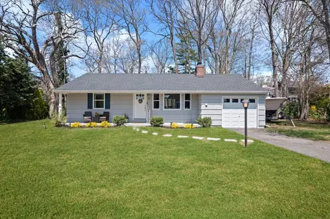 225 Connetquot Dr, Oakdale, NY 11769
