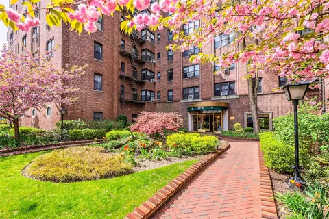 6910 Yellowstone Blvd #119, New York, NY 11375