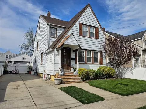 162 Oak St, West Hempstead, NY 11552