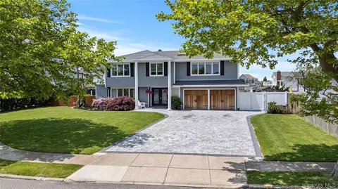 22 Viking Dr, West Islip, NY 11795