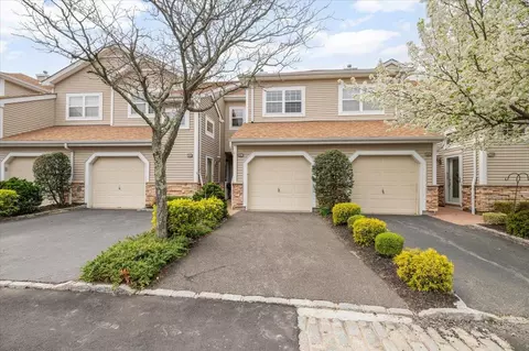 157 Carriage Ln #157, Plainview, NY 11803