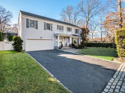41 William St, Glen Head, NY 11545