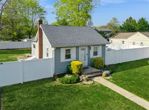 94 16th St, Wading River, NY 11792