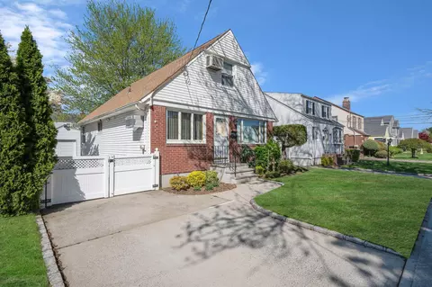 1041 N 6th St, North Hempstead, NY 11040