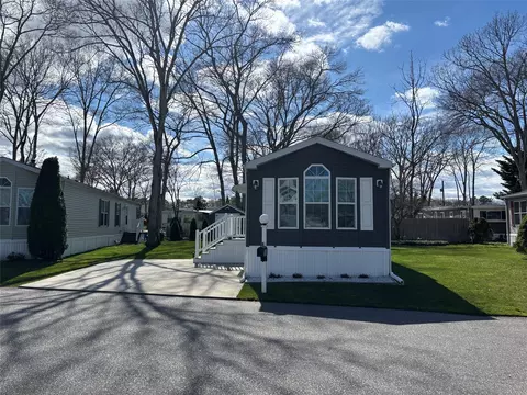 1661 Old Country Rd #25, Riverhead, NY 11901