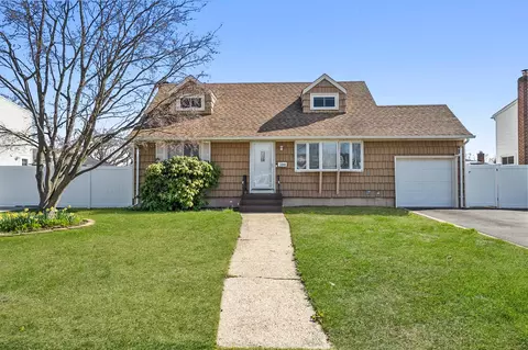 1045 N Hamilton Ave, Lindenhurst, NY 11757