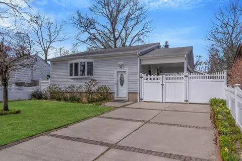 7 Healy St, Huntington, NY 11743