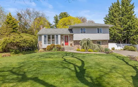 27 Bea Ave, East Northport, NY 11731