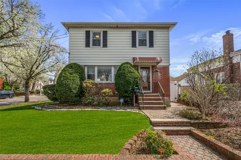 83-03 258th St, Glen Oaks, NY 11004