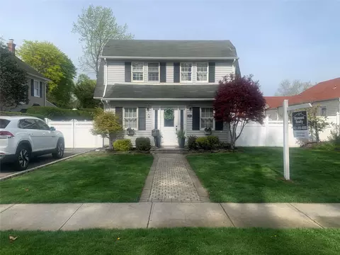 94 New York Ave, Smithtown, NY 11787