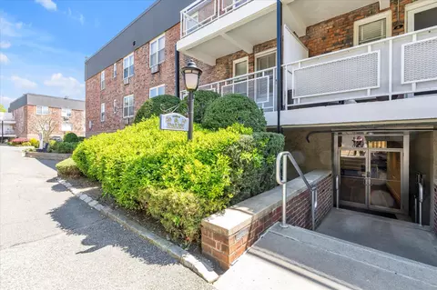 30 Daley Pl #242, Lynbrook, NY 11563