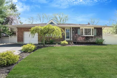 92 Dovecote Ln, Commack, NY 11725