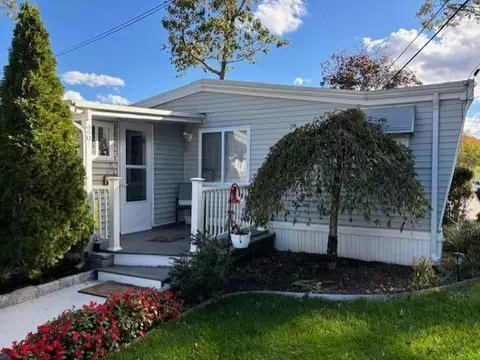 61 Forge Rd #26, Riverhead, NY 11901