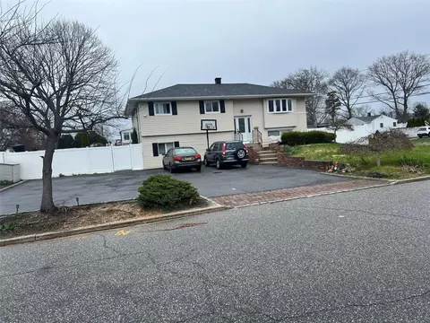 9 Craig Rd, Islip Terrace, NY 11752