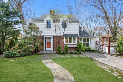 9 Chelsea Dr, North Hempstead, NY 11050