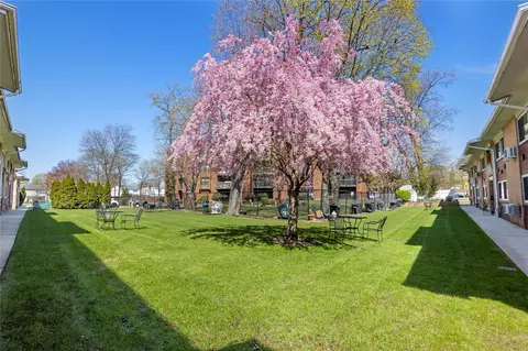 400 Fulton St #13B, Farmingdale, NY 11735