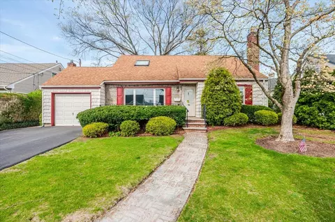70 Ambrose Ave, Malverne, NY 11565
