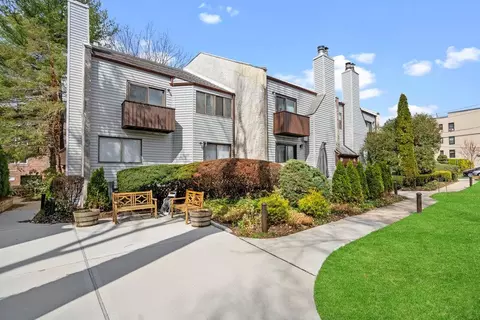 10 Wooleys Ln #2C, North Hempstead, NY 11023