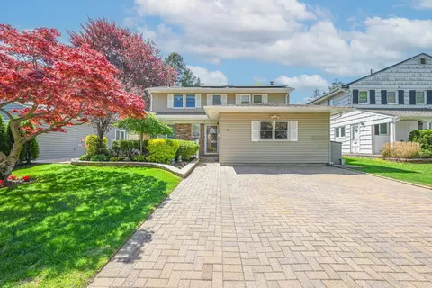 11 Schooner Ln, North Hempstead, NY 11050