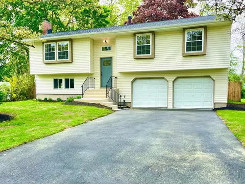 16 Cedar Ridge Dr, Ridge, NY 11961