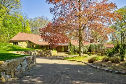 17 Forest Dr, North Hempstead, NY 11050