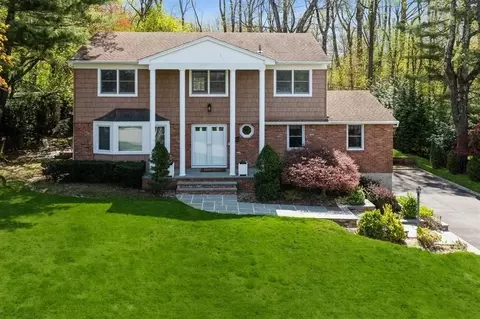 37 Wren Dr, North Hempstead, NY 11576