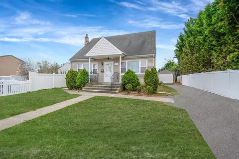 129 44th St, Lindenhurst, NY 11757
