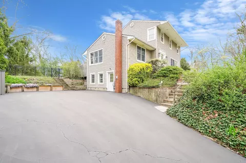 3 Standish Pl, Smithtown, NY 11787