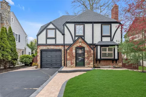 14 Dover Ct, Rockville Centre, NY 11570