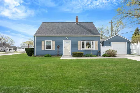 2 Poppy Ln, Levittown, NY 11756